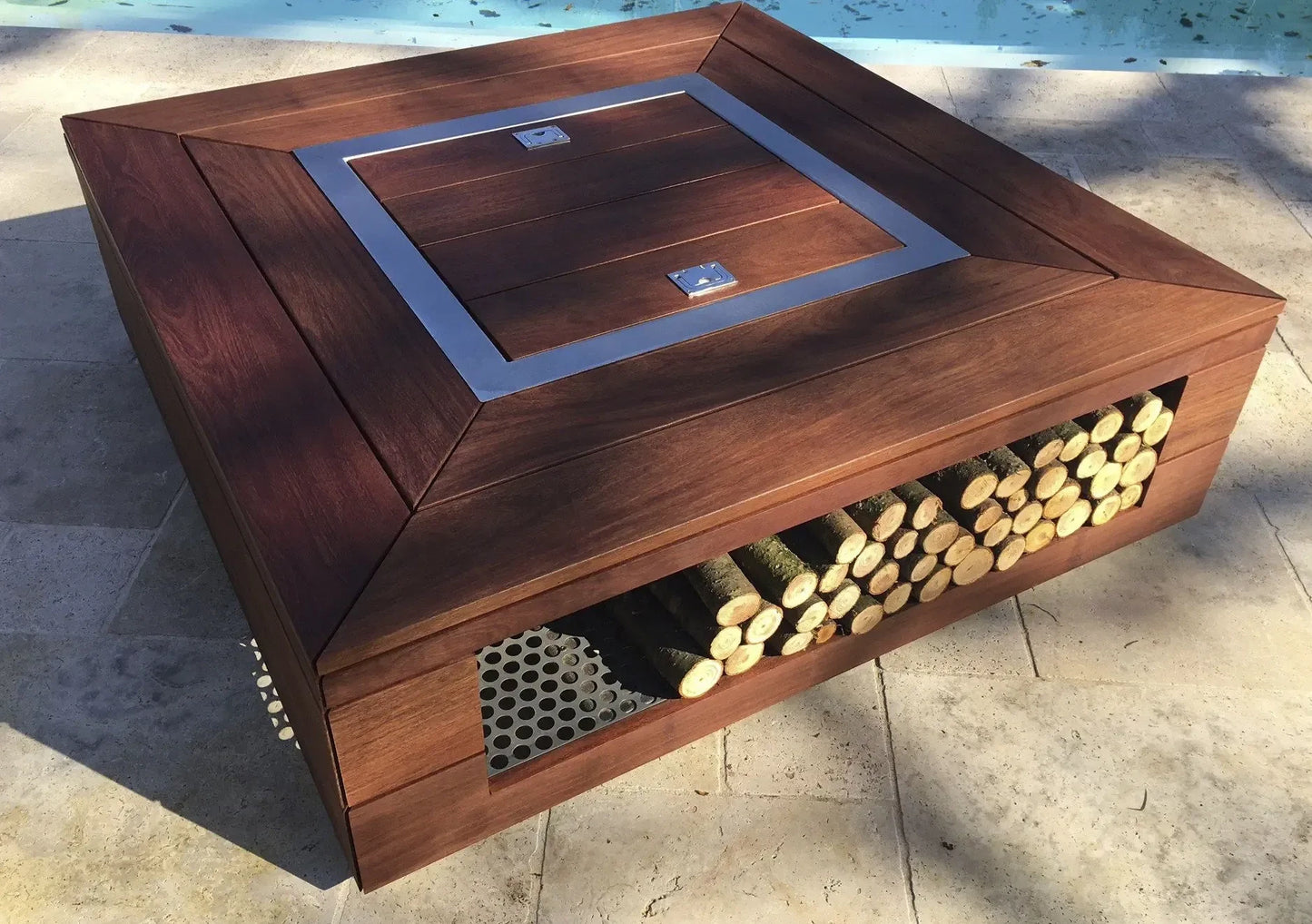 Table Basse Brasero Kub En Bois Exotique Avec Range Bois 150 X 150 Cm